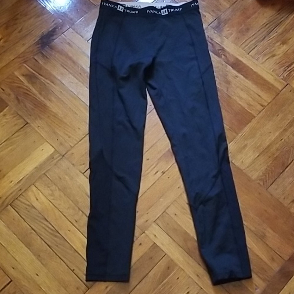 Cropped Black Workout Leggings with Seams